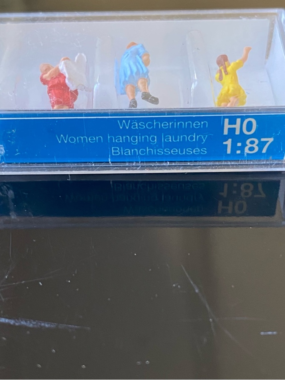 Model Railroad: Preiser  - Women Hanging Laundry (4)- HO Scale - Picture 3 of 9